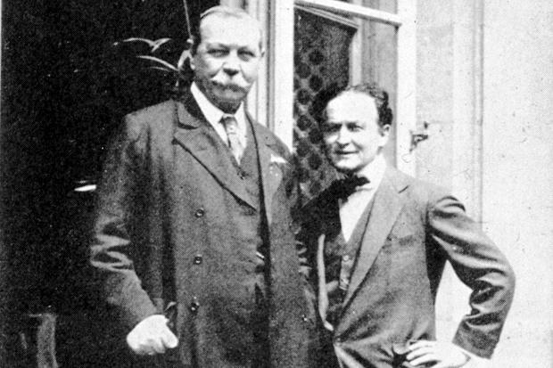 Писатель Артур Конан Дойл и фокусник Гарри Гудини были друзьями, но их поссорили призраки