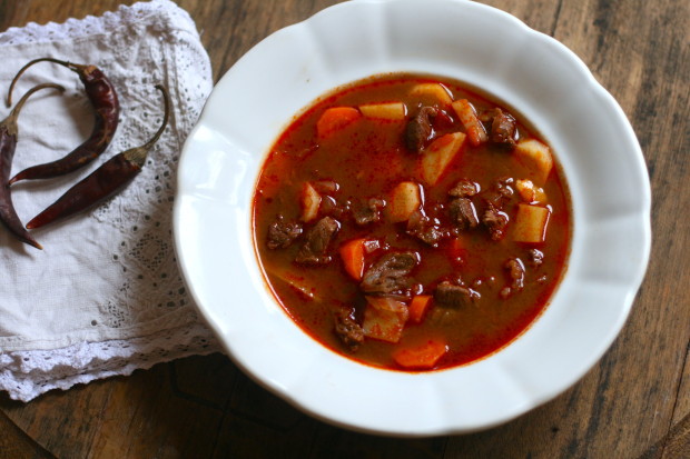 Гуляш / © www.thehungarydish.com