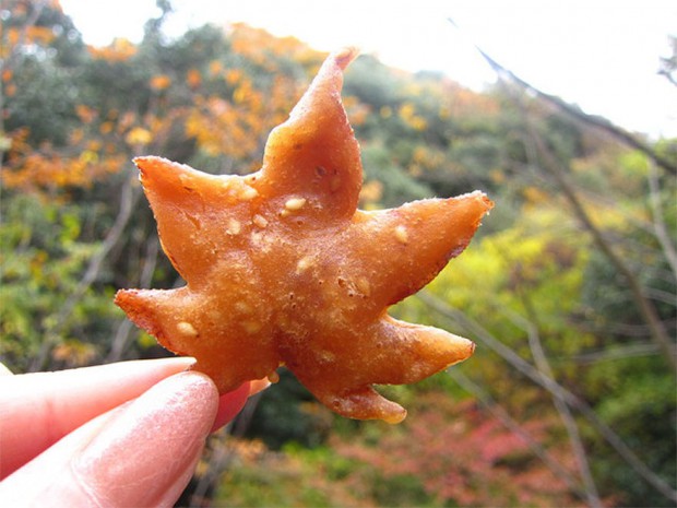 Кленовые листья во фритюре — популярная закуска в Японии