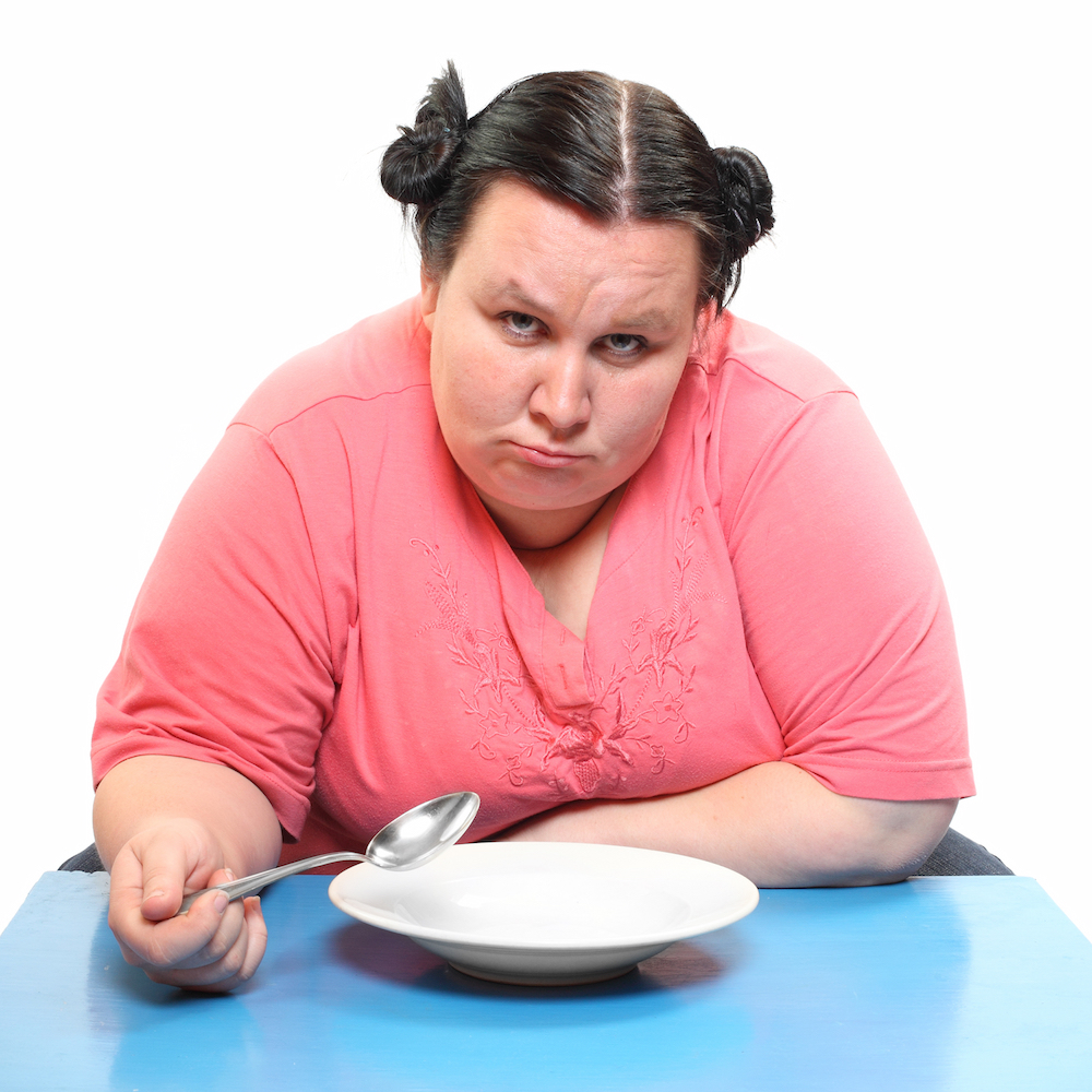 Голодный синдром. Толстушка с едой. Женщина на диете.