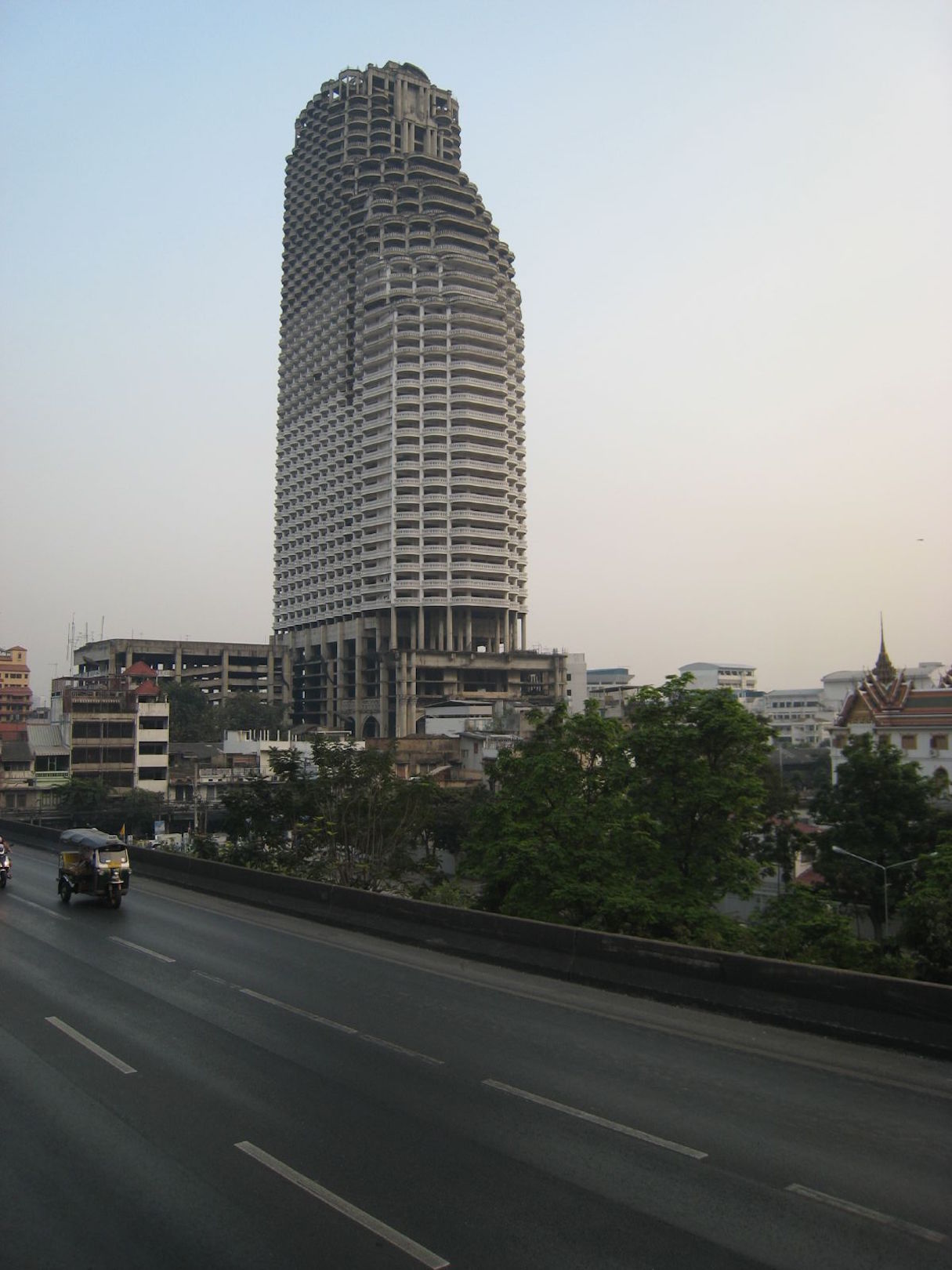 Unique tower. Небоскреб Sathorn unique Tower. Башня Саторн Бангкок. Заброшенный небоскреб в Бангкоке. Саторн Юник Тауэр.