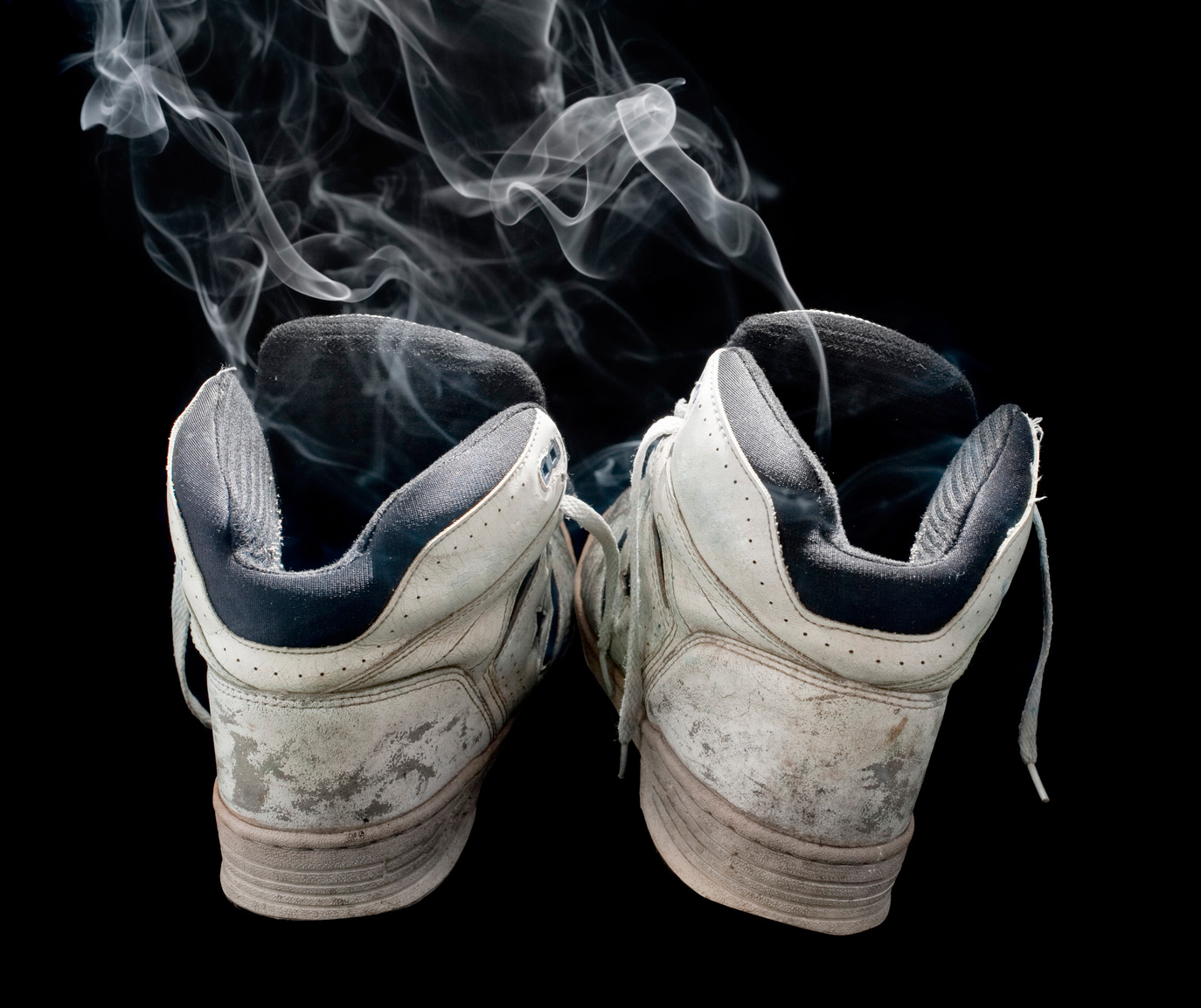 Потные кроссовки. Кроссовки пахнут потом. Пахнут кроссовки. Запах от кроссовок. Фрешеры для обуви.