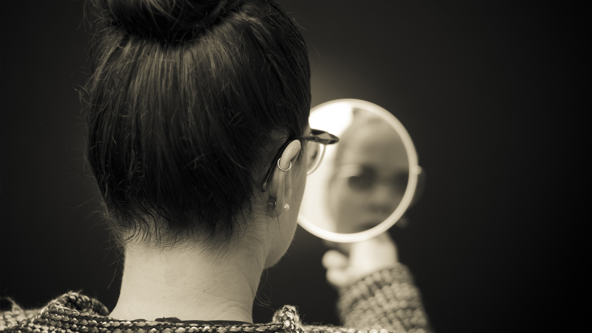 Отражение в зеркале. Сюрреализм психология. Отражение человека в зеркале. Девушка в зеркале. Отражение девушки в зеркале.