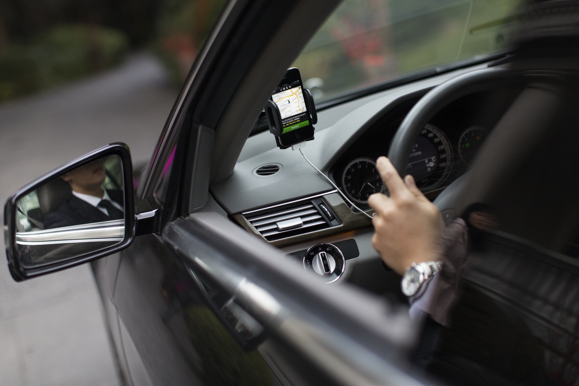5. До 2012 года оказывать услуги такси с помощью Uber могли только владельц...