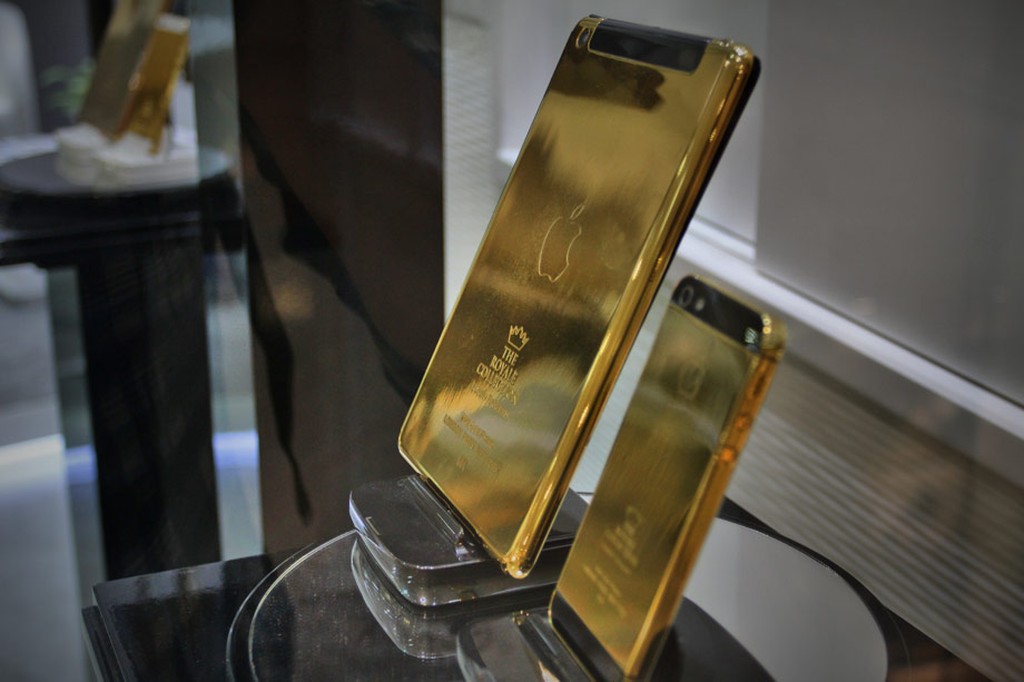 Купить телефон в дубае. Дубайские золотые айфоны. Золотые айфоны из ОАЭ. Золотой айфон в Дубае. Золотой телефон.
