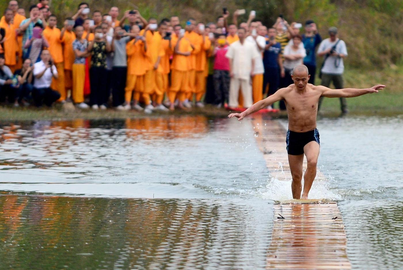 Включи бегущий воды. Человек ходит по воде. Монах бежит. Монах ходит по воде. Шагать по воде.
