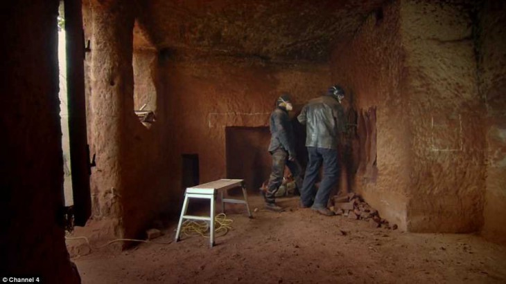 Мужчина превратил пещеру возрастом в 250 миллионов лет в уютное жилище