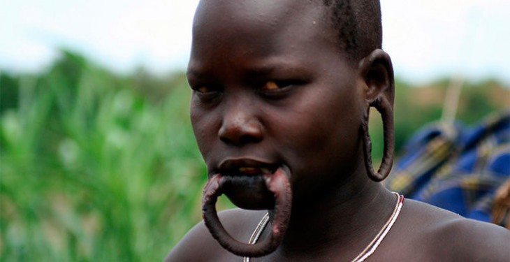 Зачем женщины племени мурси вставляют тарелки в нижнюю губу и как они ухитряются есть