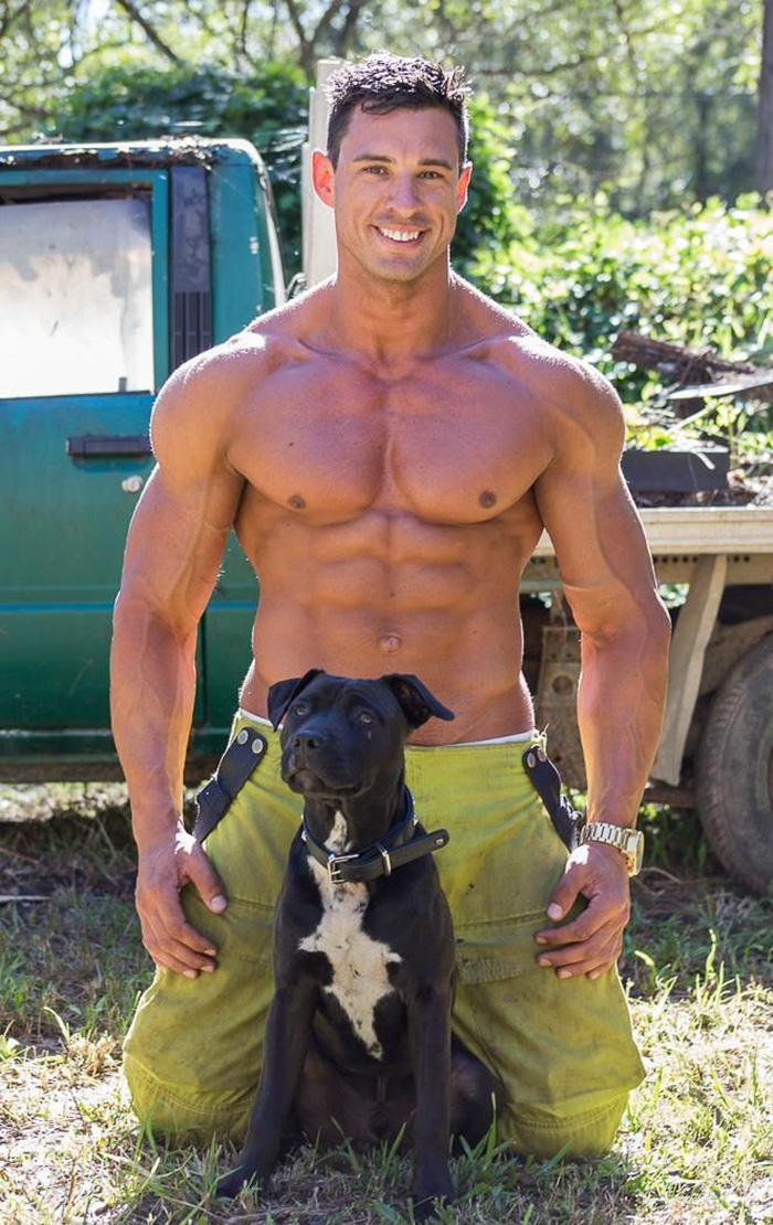 Сила и очарование: брутальные пожарные сфотографировались со щенятами для к...