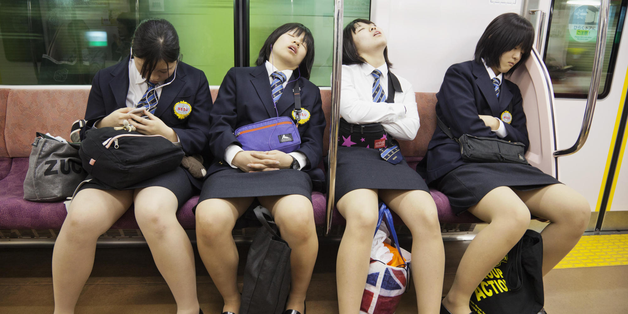 Лапаю япония. Японские девочки в транспорте. Японцы в общественном транспорте. Японочка в метро.