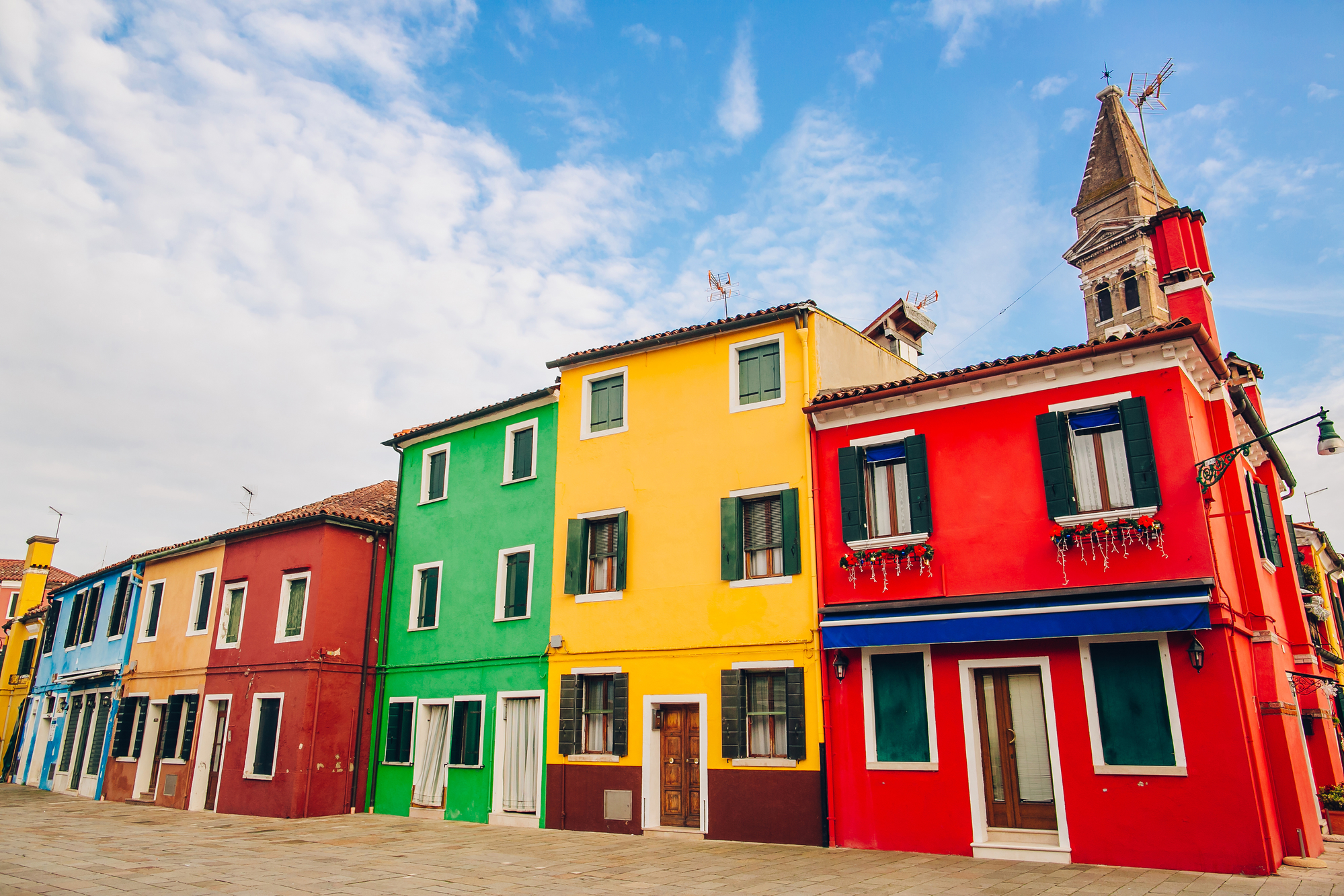 Colorful houses. Цветные домики. Разноцветный дом. Разноцветные домики. Разноцветные здания.
