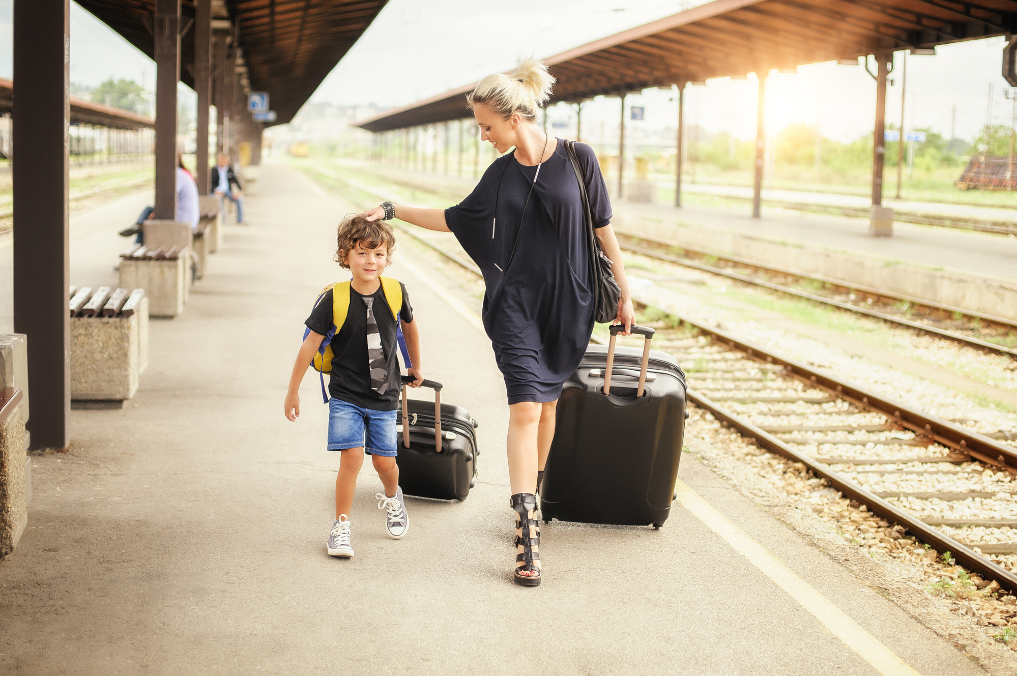 Поехать маму друга. Семья с чемоданом на перроне. Мама с ребенком на вокзале. Ребенок с чемоданом на вокзале. Мальчик на вокзале.