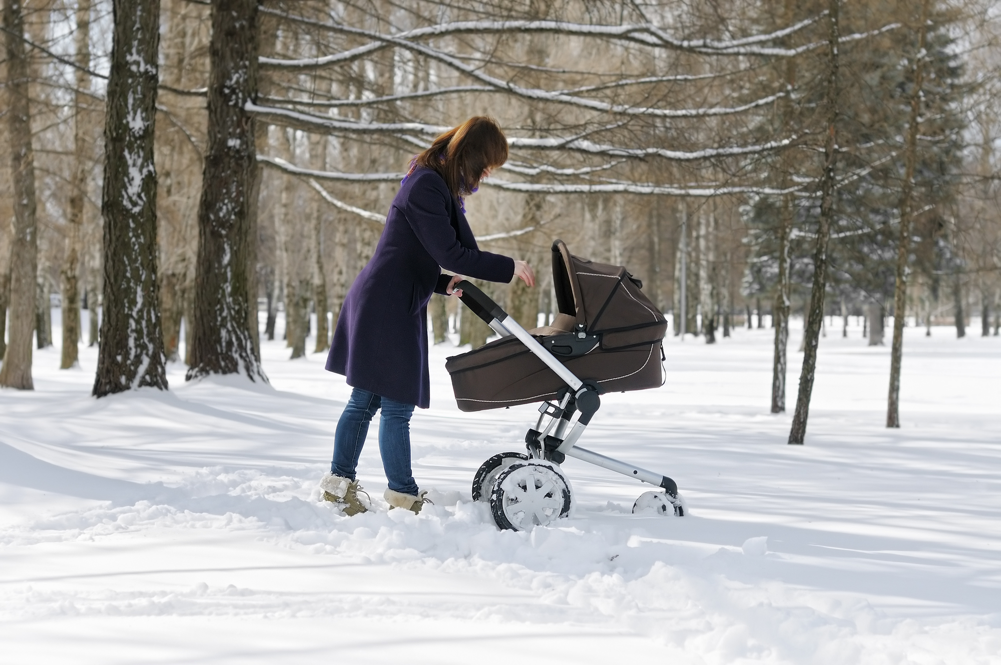 Прогулка с новорожденным весной. Зимние коляски для детей. Коляска детская для зимы. Фотосессия прогулки с коляской. Мама с коляской зима.