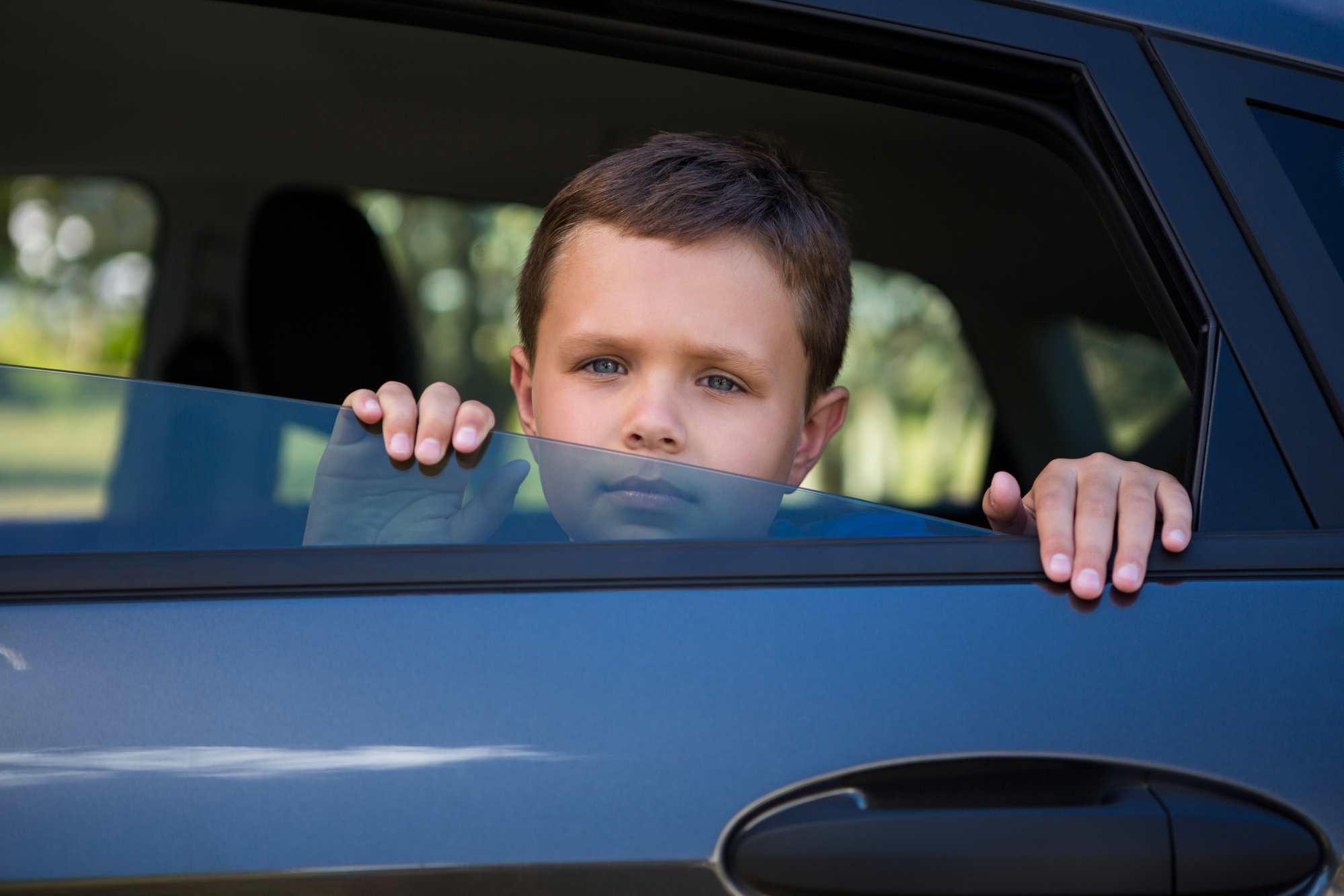 Даешь мальчику в машине. Дети в окне машины. Мальчик в окне в машине. Дети наблюдают за автомобилем. Мальчик за окном в машине.