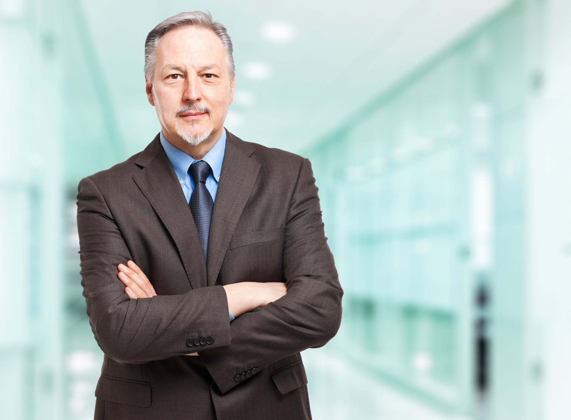 Фото руководителя стоя. Портрет предпринимателя. Немецкий бизнесмен. Обойтись руководитель. Фотосессия директора в полный рост.