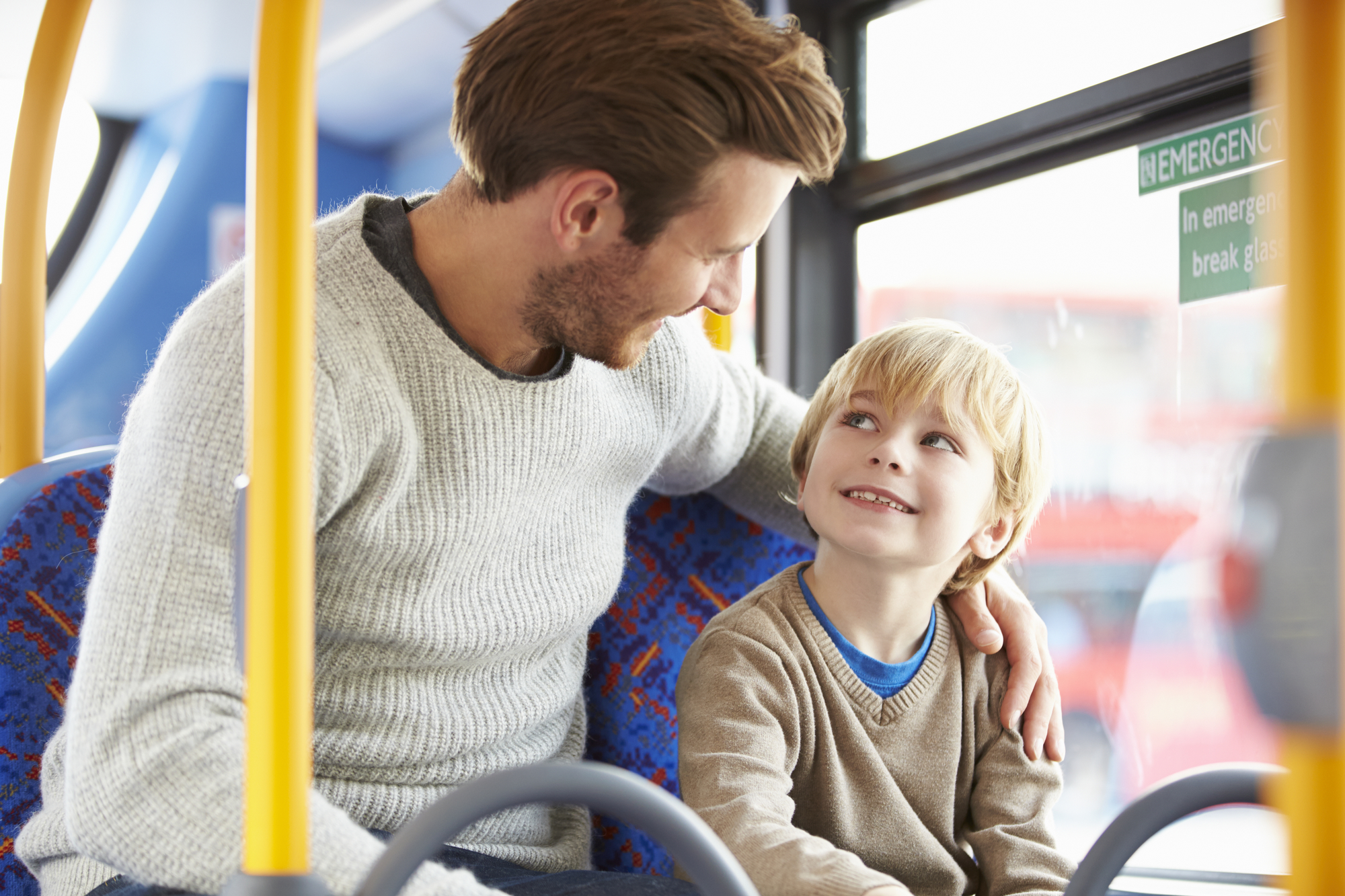 Включи рядом ребенок. Автобус для детей. Мальчик в автобусе. Папа в общественном транспорте. Мальчик с мамой в автобусе.