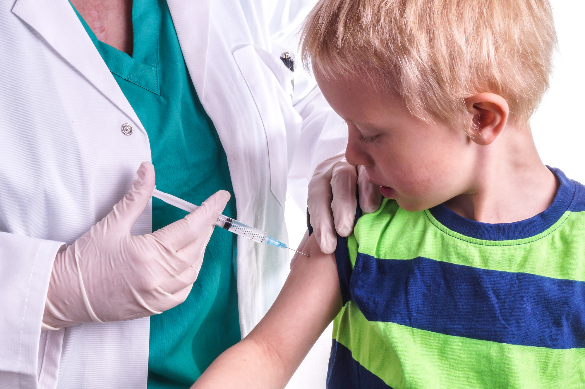 Аллергические вакцины. Прививка детям. Уколы детям. Ребенка прививают. Ребенку делают прививку.