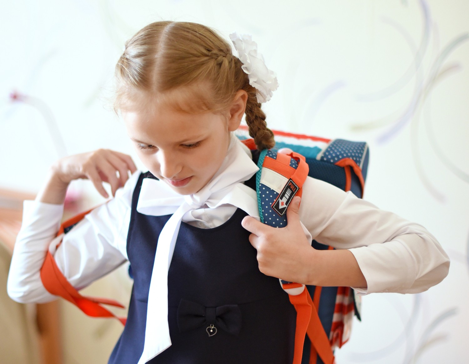 школьники идут в школу. школа сестер. девочка идет в школу. дети идут в школу. счастливые школьники.