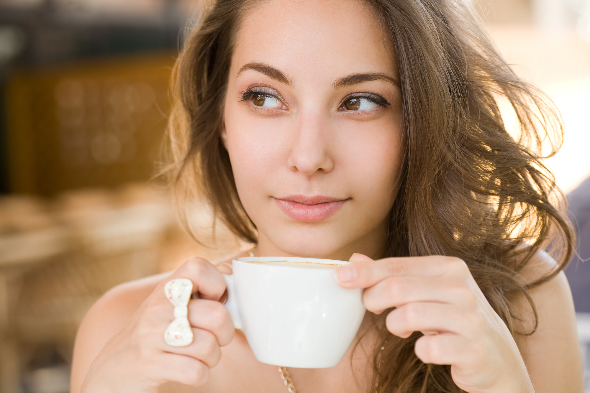 Утром принято. Девушка пьет кофе. Девушка пьет чай. Женщина с чашкой кофе. Девушка с чашкой чая.