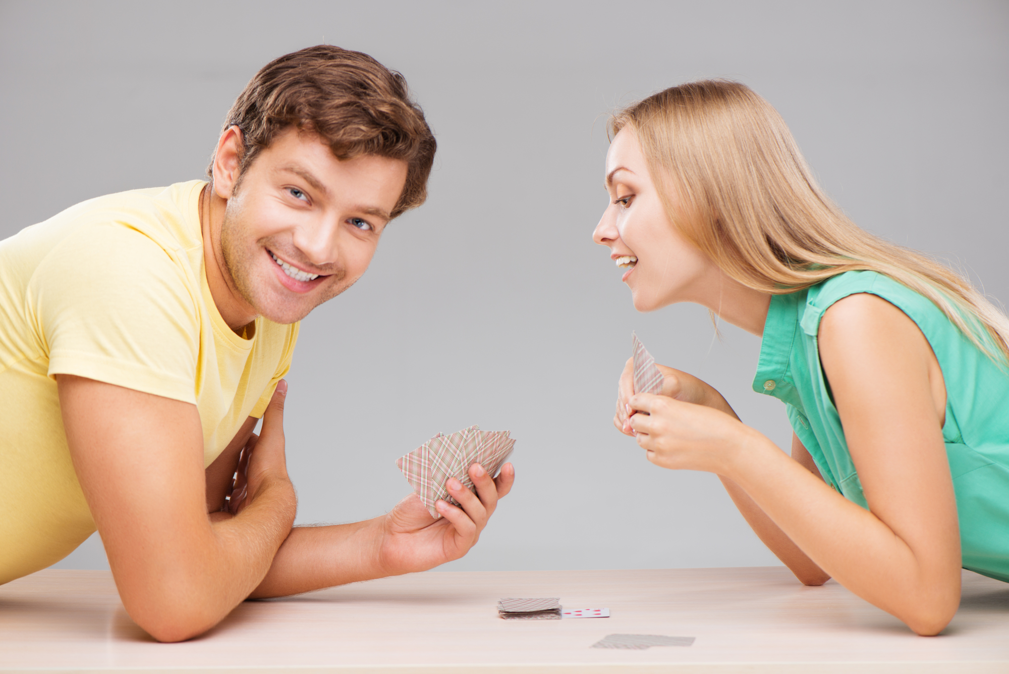 Играет в карты на жену. Мужчина и женщина играют в карты. Муж и жена играют в карты. Двое играют в карты. Жена играет.