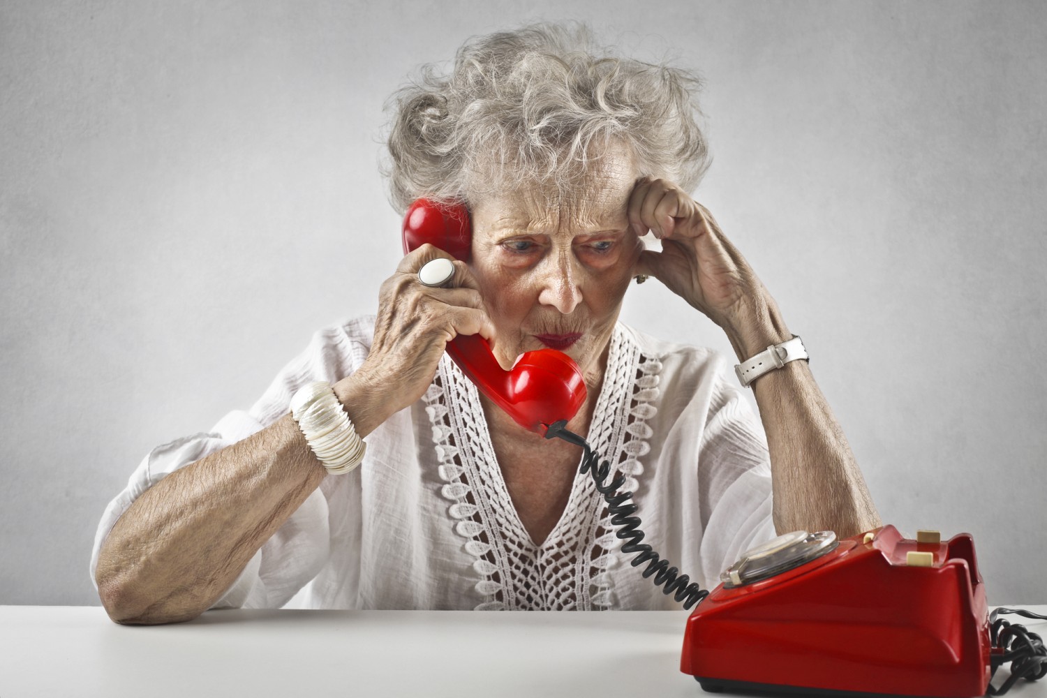 Тетет. Бабуся с телефоном. Старушка с телефоном. Бабушка с телефонной трубкой. Бабулька с телефоном.