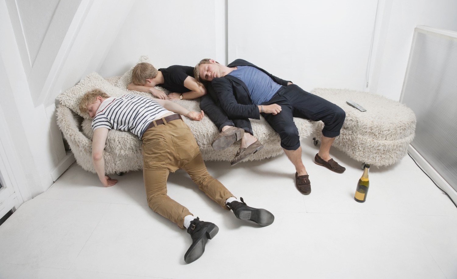 Девочка #sleeping passed out drunk drugged. Sleep out drunk. Спящие люди. Смешные позы для сна. Sleep out drunk.