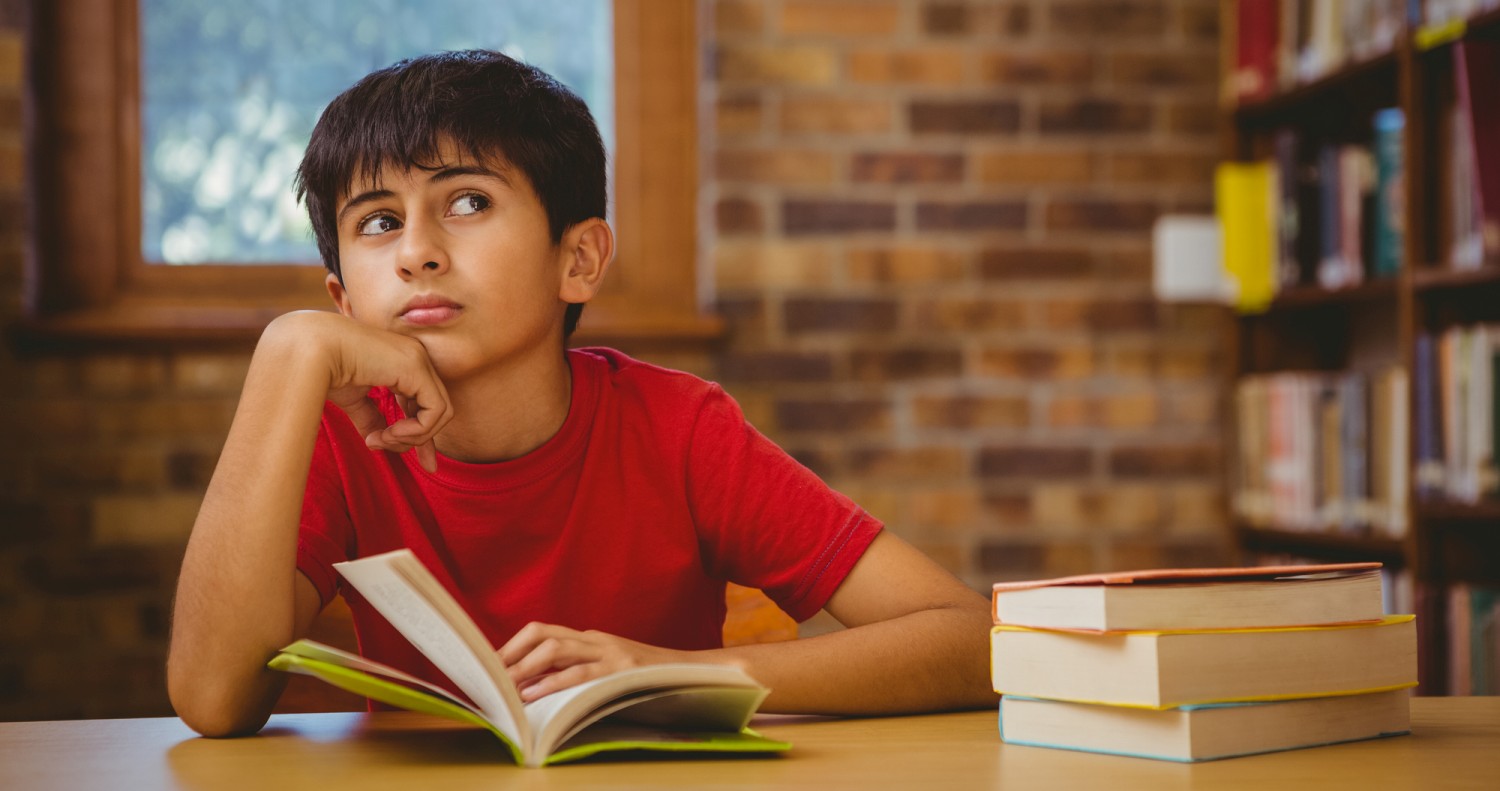 дети читатели. юноши размышление. книга человек. книги для детей. The boy is reading.
