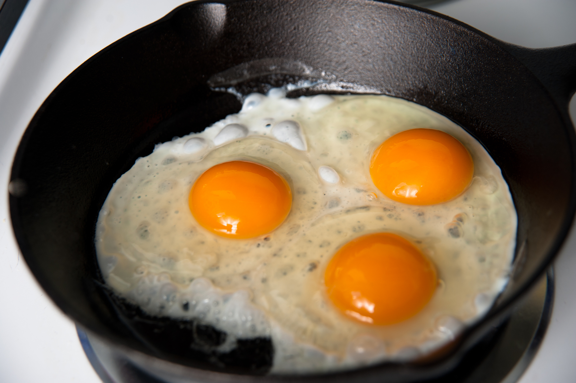 Яичница глазунья 3 яйца. Яичница глазунья. Сковородка для яичницы. Сковорода для яиц. Жареные яйца.