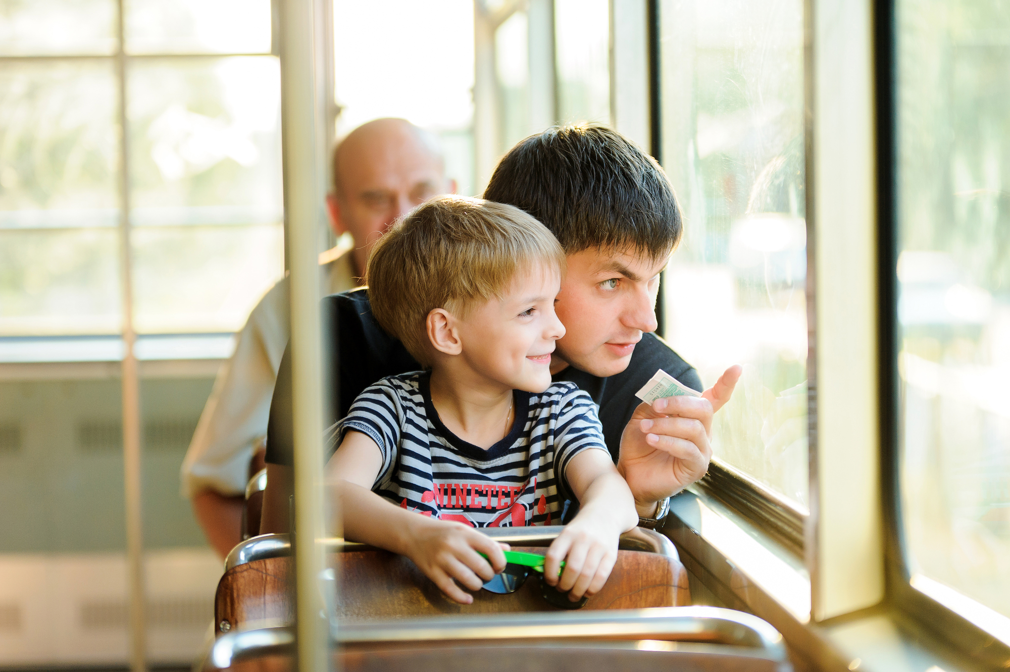 Папа с сыном поехали. Мальчик в автобусе. Мальчик в маршрутке. Папа в общественном транспорте. Мальчик сидит в автобусе.