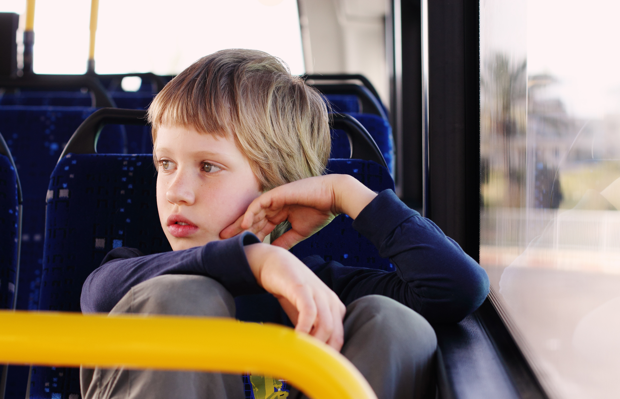 Бесплатный проезд для участников сво. Мальчик в автобусе. Ребенок сидит в автобусе. Ребенок один в автобусе. Мальчик плачет в автобусе.