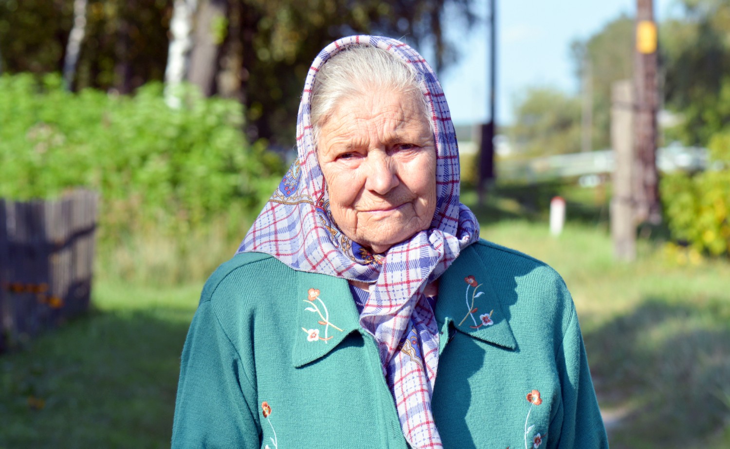 Бабки совсем. Пожилая женщина в платке. Бабушка в платочке. Деревенская бабушка. Обычная бабушка.