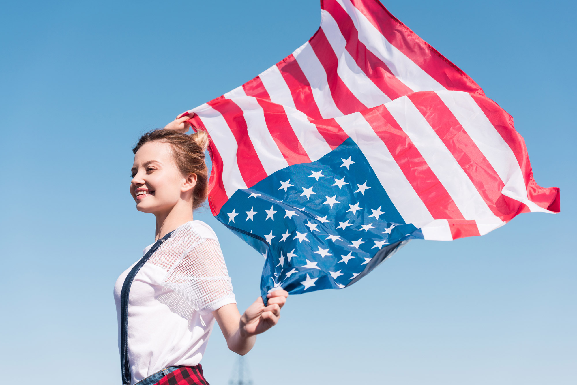 Русский девушки в америке. Человек держит флаг. Человек с флагом США. Американские традиции. Девушка с флагом США.