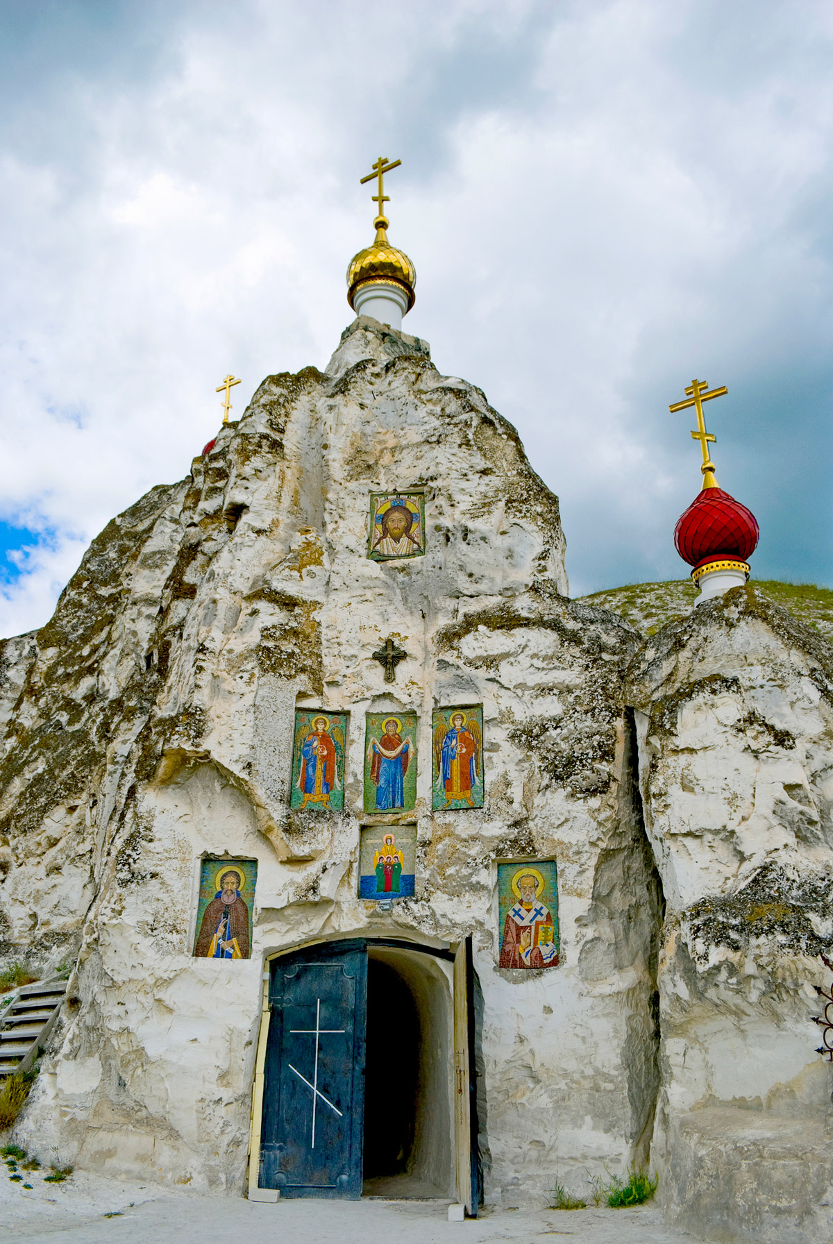 Пещерный монастырь в Костомарово