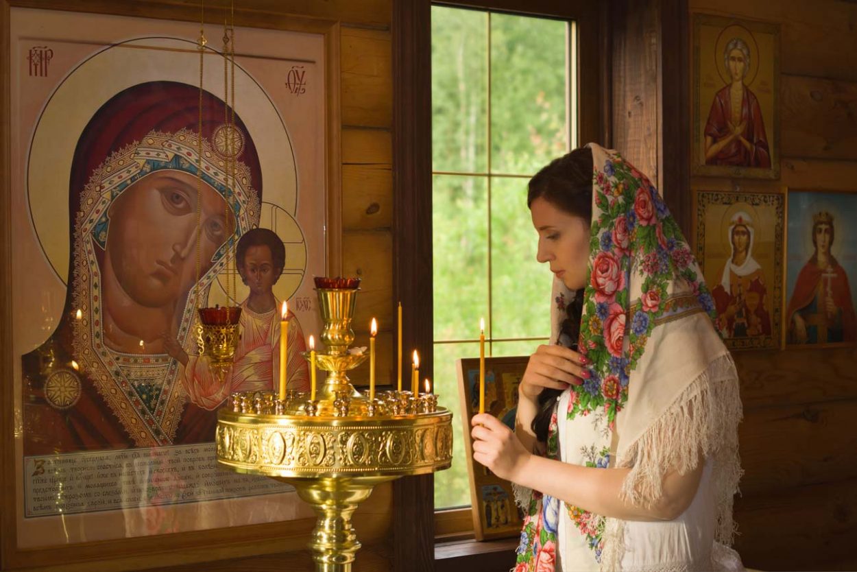 Картинки женщина в церкви