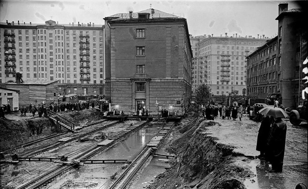 Передвижение домов в Москве