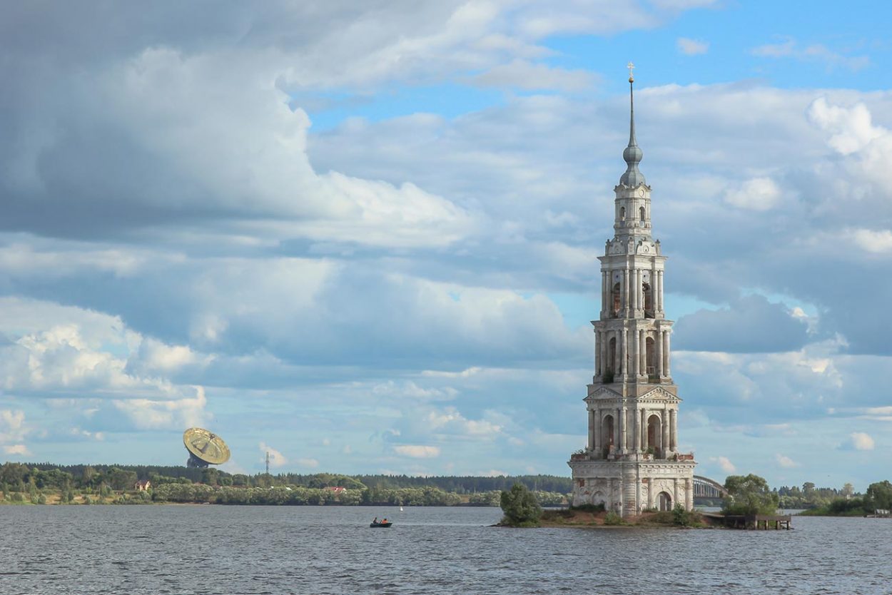 Затопленная колокольня Вознесенской церкви   в Калязине