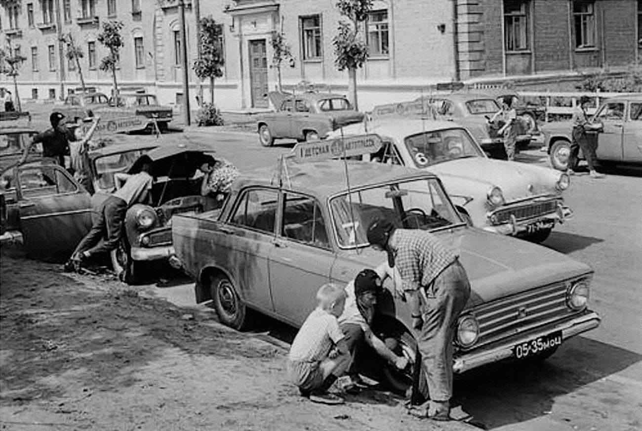 Бывший автолюбитель. Автомобили СССР. Советские Автомобилисты. Машины в 80-е годы. Машины в 70-е годы СССР.