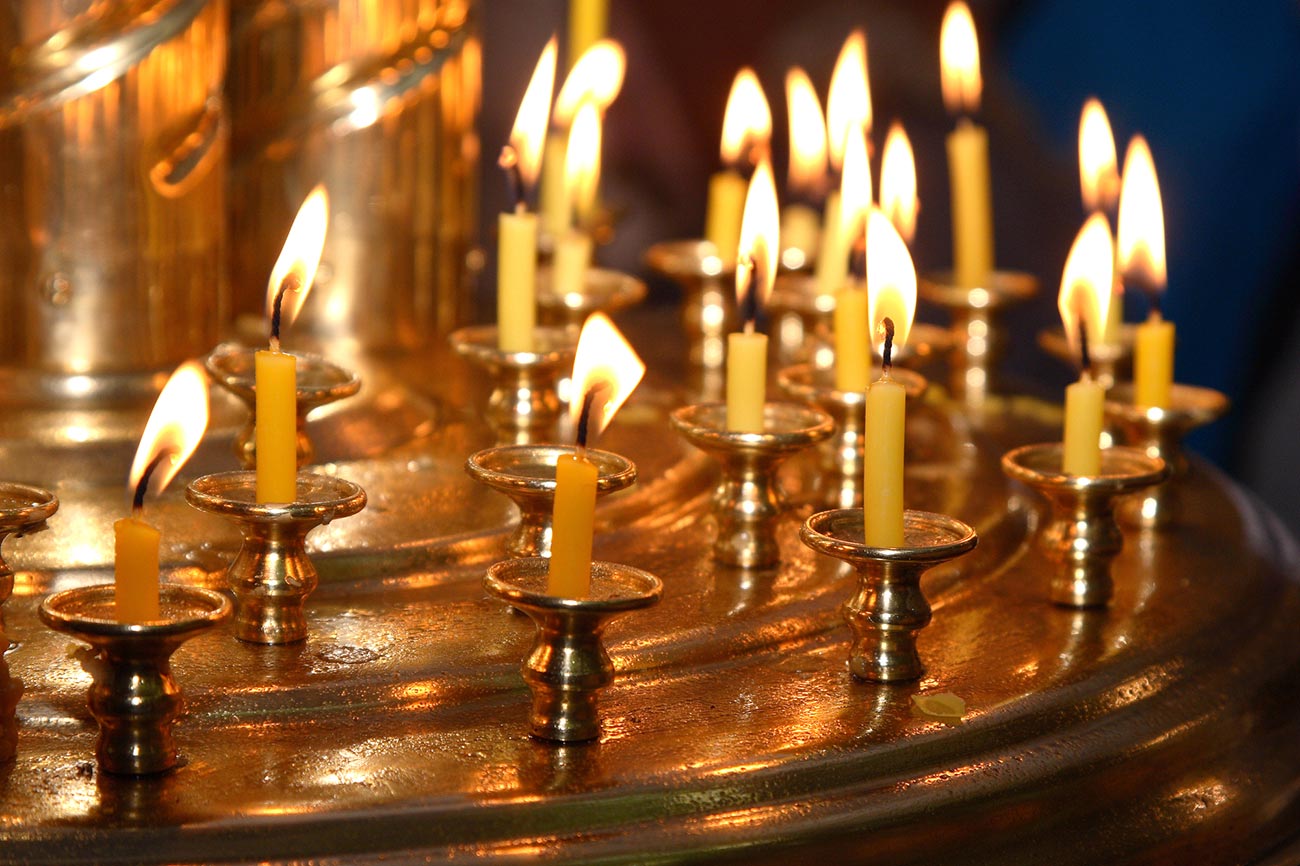 Горящие свечи в церкви. Свечи в храме. Свечи в православном храме. Горящие свечи в храме. Свеча религиозная.