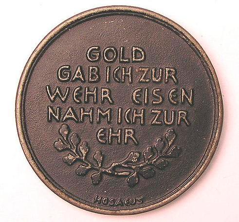 Медальон с надписью: «Сдал золото военным, беру железо для чести». Берлин, 1916 год 