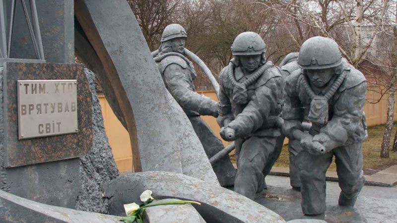 Памятник «Тем, кто спас Мир» в Чернобыле