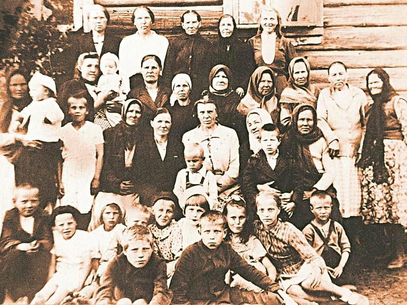 Коллективная фотография жителей Засосья. 1947 год.