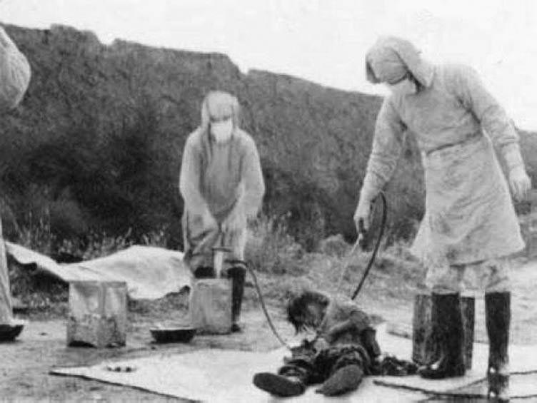 Двое из отряда 731 проводят эксперимент над военнопленным