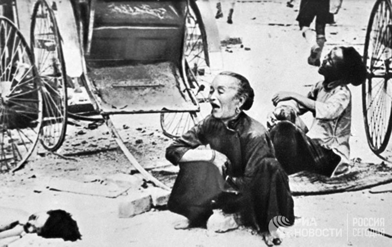 Жители Сингапура после японской бомбардировки