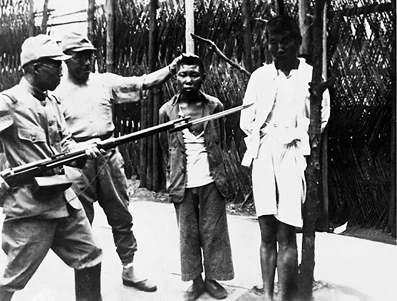 Японские солдаты с китайскими подростками перед казнью