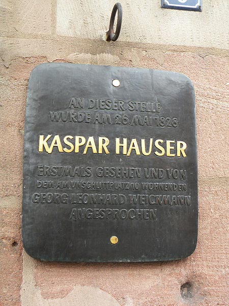 Мемориальная табличка в Нюрнберге: «Здесь впервые объявился Каспар Хаузер...»