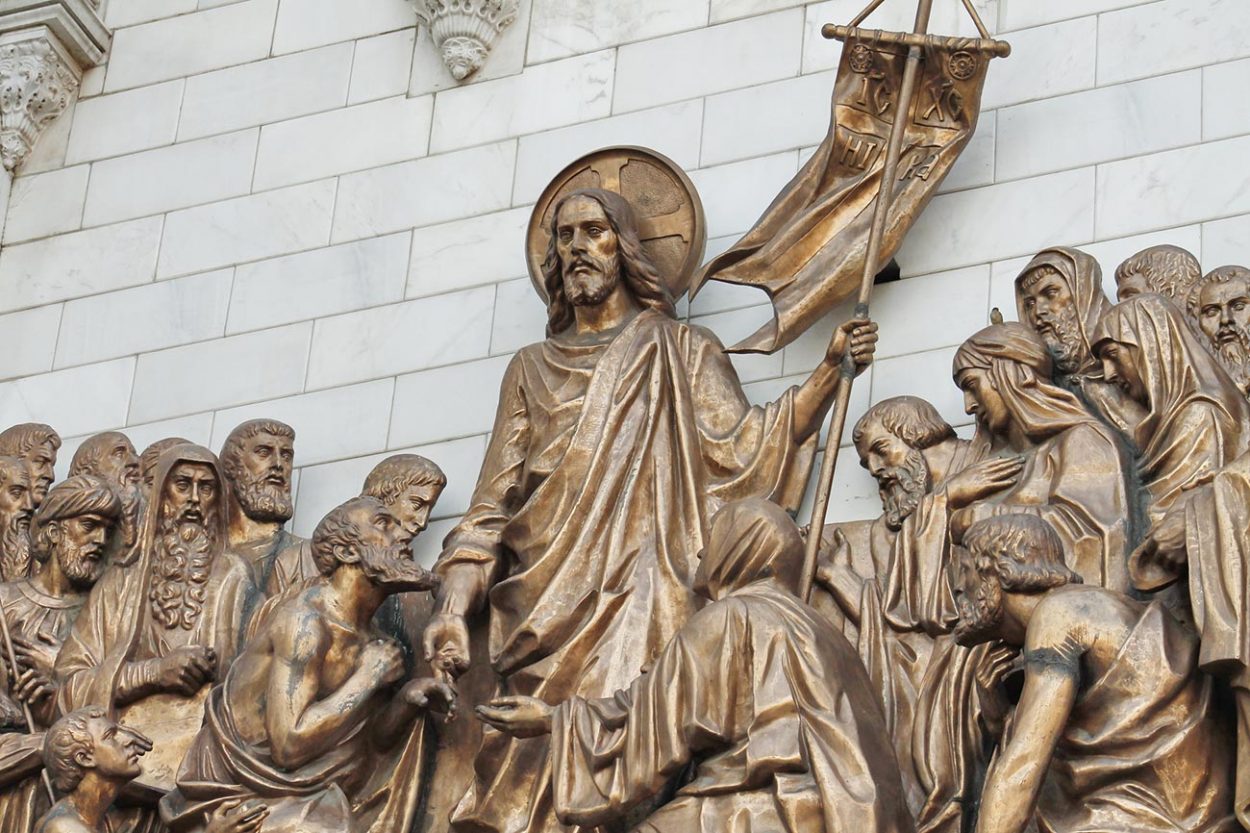 Фрагмент бронзовых скульптур на фронтоне храма Христа Спасителя