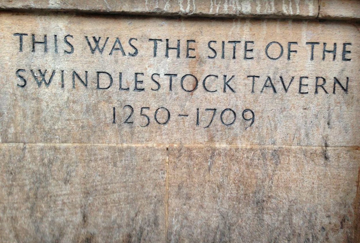 Табличка, повествующая о том, что на этом месте с 1250 по 1709 год стояла та самая таверна «Свиндлсток»