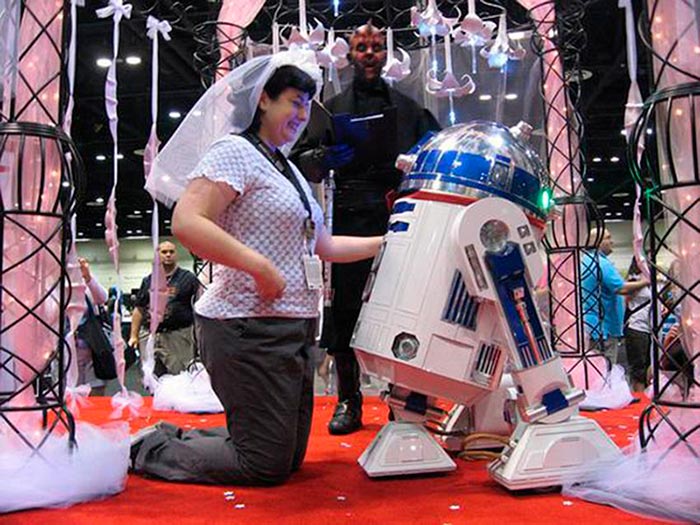 Бонни Бартон и её жених — астродройд R2D2

