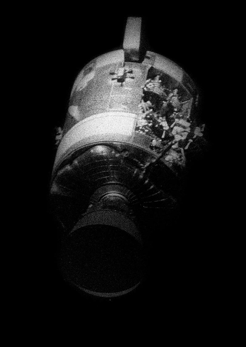 Фотография повреждённого двигательного отсека «Аполлона-13», сделанная после его отделения