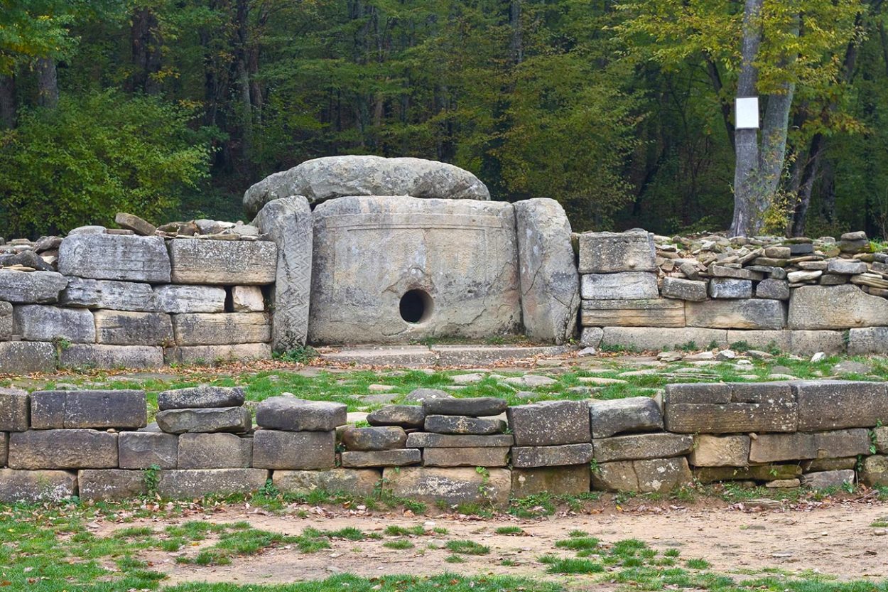 Дольмен с оградой в долине реки Жане, Краснадарский край.